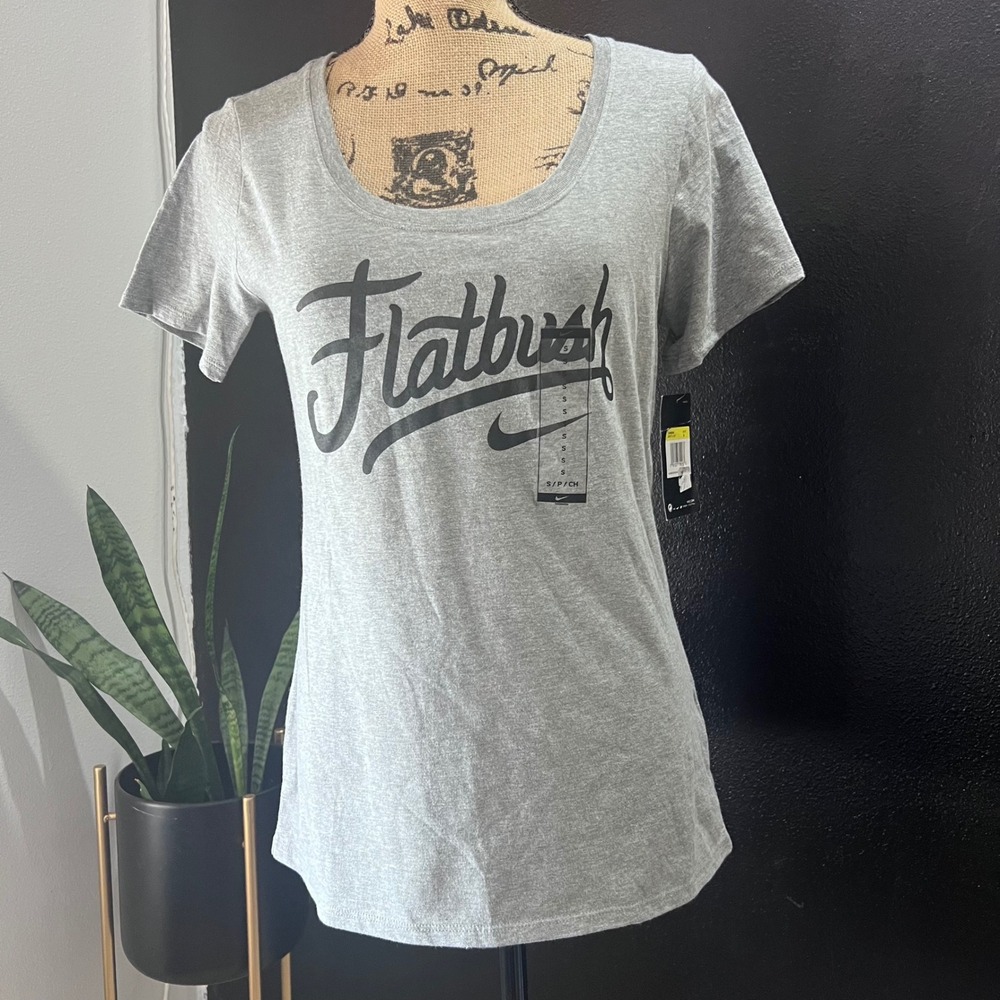 Nike Womens Flatbush Graphic T-Shirt Gray Scoop Neck Short Sleeve Small New York